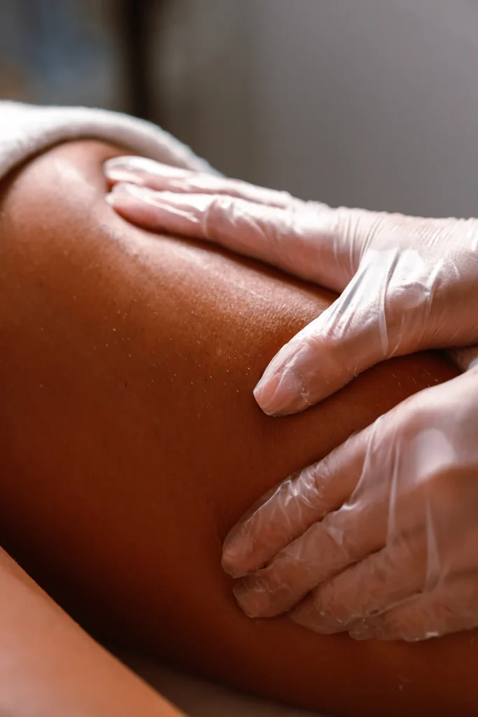 Gestes manuels avec des gants sur une jambe — photo d’illustration