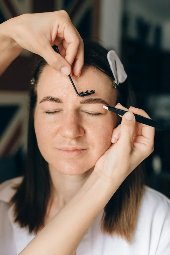 Épilation et mise en forme des sourcils à la pince — photo d’illustration