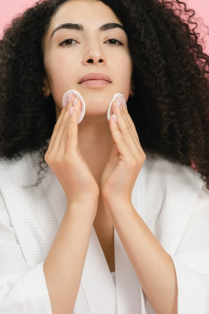 Nettoyage du visage avec des disques de coton — photo d’illustration